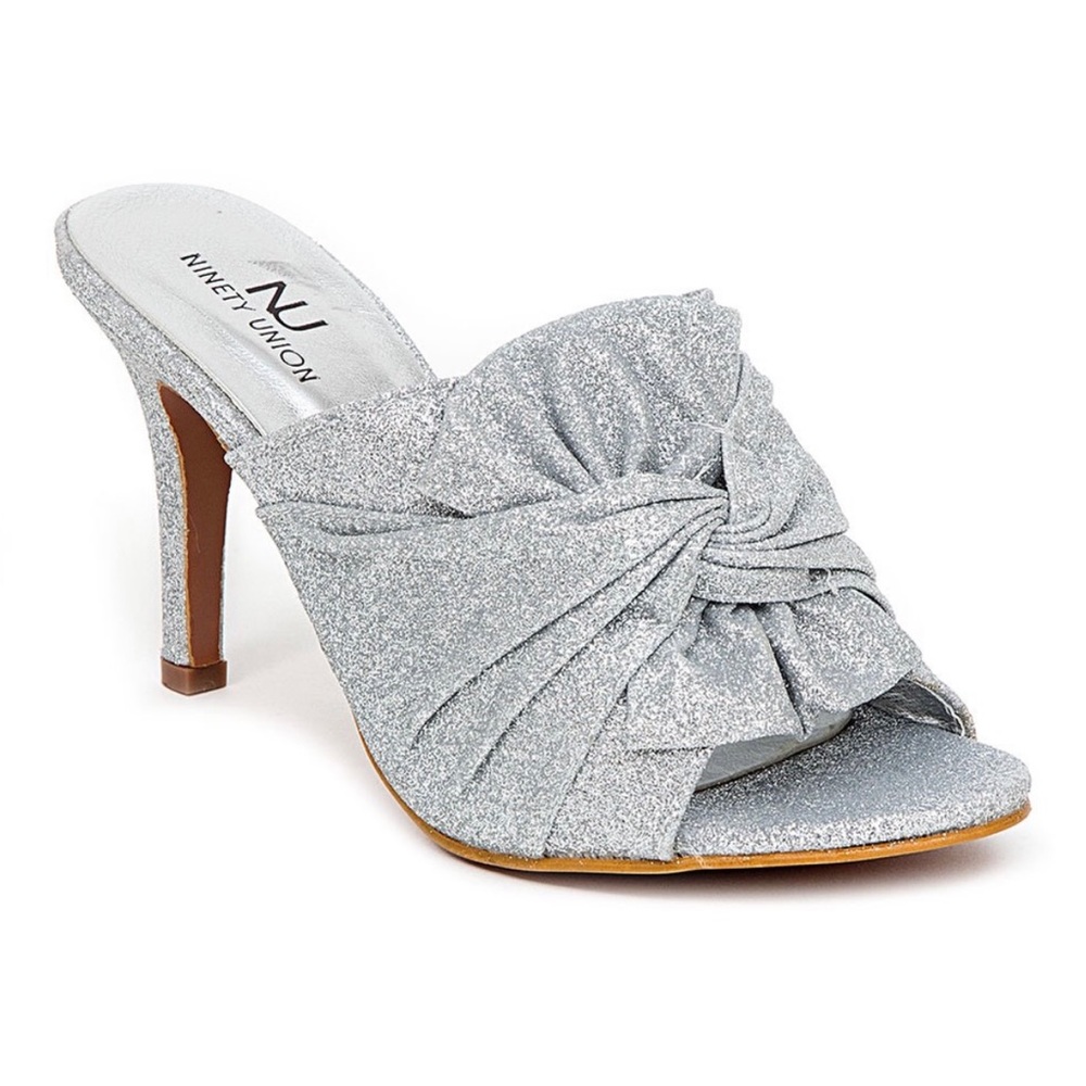 BNIB: Silvertone Bow-Accent Great Sandal (women’s size 10)